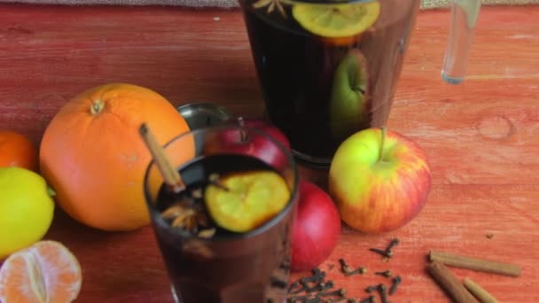 Delicious mulled wine on wooden table. Still life, food and drink, seasonal and holidays concept. Christmas mulled wine on a rustic wooden table — Vídeos de Stock