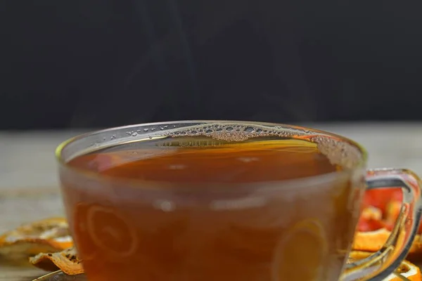 Tasse Mit Heißem Tee Und Dampf Auf Schwarz Glas Schwarzer — Stockfoto