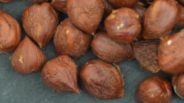 Soyulmuş fındık deseni, üst manzara. Kaydırma tepsisindeki fındık arkaplanı