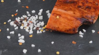 Et lezzeti. Tütsülenmiş domuz pastırması, fesleğen ve baharatlar döner tepside. Makro