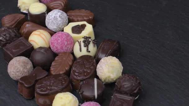 Pralinos variados com leite e chocolate escuro. Adorei o conceito de chocolate e doces. Trufas de chocolate variedade — Vídeo de Stock