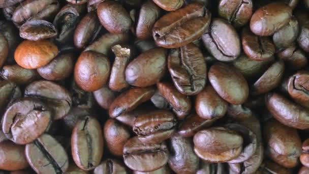 Geroosterde koffiebonen. Rook komt van koffiebonen. Geurende koffiebonen worden geroosterd. Draaiende camera. Biologische koffiezaden — Stockvideo