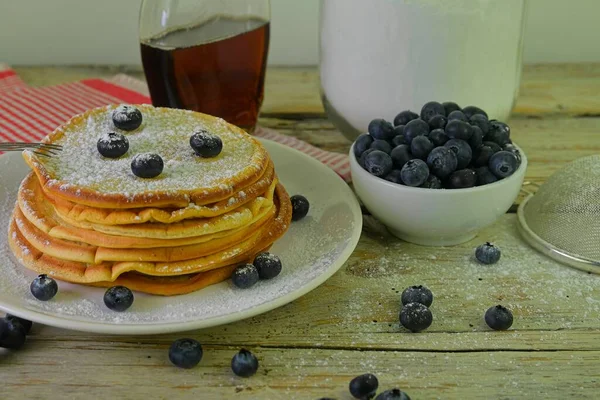 Pancake dengan blueberry, sirup maple dengan latar belakang putih berkarat — Stok Foto