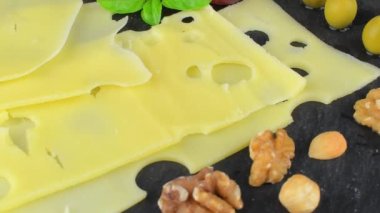 Peynir tabağı. Emmental, Camembert peyniri, küflü peynir, ceviz, fındık, üzüm ve zeytin.