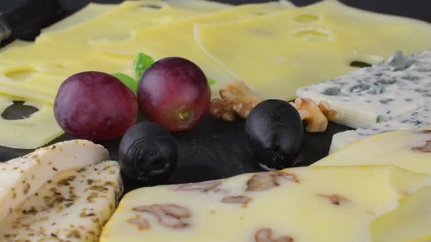 特別な休日の機会を楽しむためにグルメワインとチーズのシャルキュトリトレイは、日付の夜に共有します。シンプルなライフスタイル — ストック動画