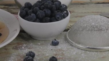 Bir yığın böğürtlenli ve akçaağaç şuruplu Amerikan krepleri. Lezzetli tatlı kahvaltı yemekleri. Beyaz kırsal arka planda krepler