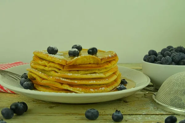 Sirup Maple dan blueberry segar pada pancake menumpuk latar belakang kayu Rustic. Fokus selektif. — Stok Foto