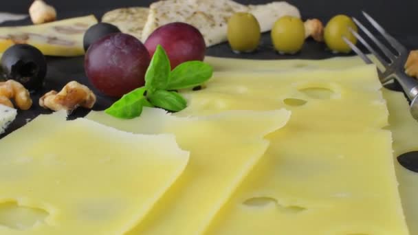Gourmet κρασί και τυρί charcuterie δίσκο για να απολαύσετε ειδική περίσταση διακοπών, μοιραστείτε τις βραδιές ημερομηνία. Αντίληψη σε περιστρεφόμενο φόντο. Απλός τρόπος ζωής — Αρχείο Βίντεο