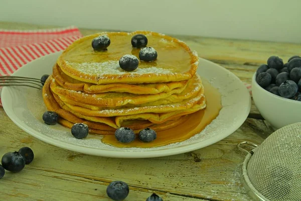 Panqueques americanos caseros con arándanos frescos y jarabe de arce. Desayuno saludable. Fondo blanco rústico. Panqueques con bayas sobre fondo de madera blanca. Vista de primer plano — Foto de Stock