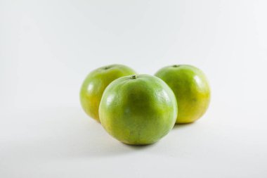 Beyaz bir arka plan üzerinde izole üç portakal