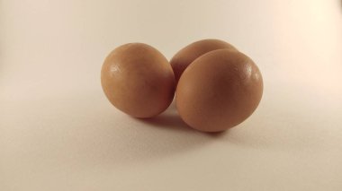 Üç yumurta da beyaz arka planda izole edilmiş..