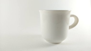 Beyaz arka plan v2 'de izole edilmiş beyaz kahve fincanı.