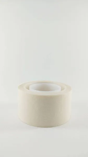 Beyaz arka plana yerleştirilmiş izole edilmiş beyaz kağıt maskeleme bandı. v2