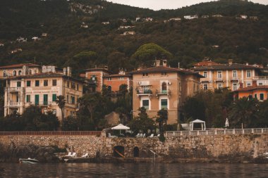 Bulutlu bir günde dağlarda bir Hırvat evinin manzarası