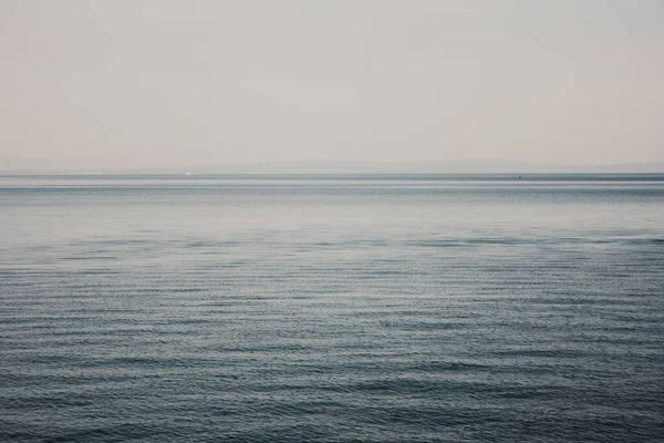 美丽的风景与大海蓝色的水和克罗地亚的山脉在地平线上的距离 海面上的雾 — 图库照片