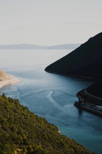 俯瞰克罗地亚蓝水和群山的美丽风景 — 图库照片