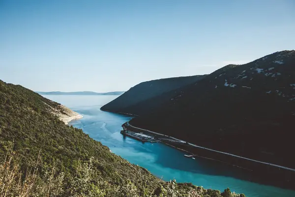 俯瞰克罗地亚蓝水和群山的美丽风景 — 图库照片