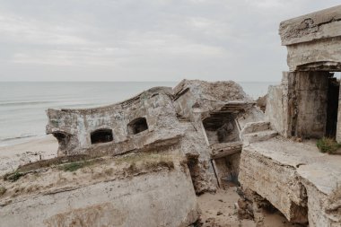 Baltık Denizi kıyılarında beton savaş sığınakları inşa edildi.