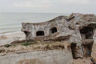 Baltık Denizi kıyılarında beton savaş sığınakları inşa edildi.