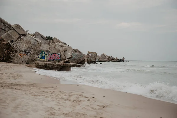 波罗的海沿岸建造的战时混凝土掩体坍塌 — 图库照片