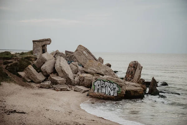 波罗的海沿岸建造的战时混凝土掩体坍塌 — 图库照片
