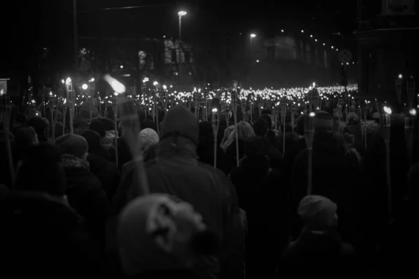 Lotyšský Lacplesův Den Listopadový Průvod Pochodněmi Zapálené Pochodně Lidé Jdou — Stock fotografie