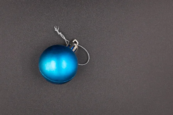Mavi Noel Topu Siyah Arkaplanda Izole — Stok fotoğraf