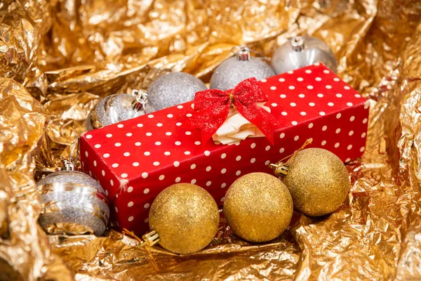 Presente Decorado Natal Com Pontos Vermelhos Brancos Papel Com Borlas — Fotografia de Stock