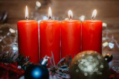 Dört mumlar yaktı ve şablon olarak karda yalan Noel dekorasyonu ile dört kırmızı advent mumlar