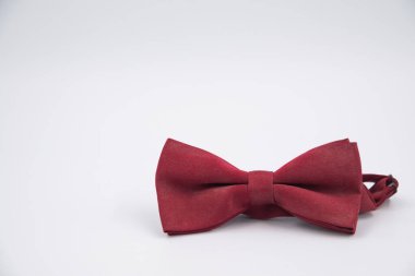 Kırmızılı papyon kırpma yolu ile beyaz arkaplanda izole edildi