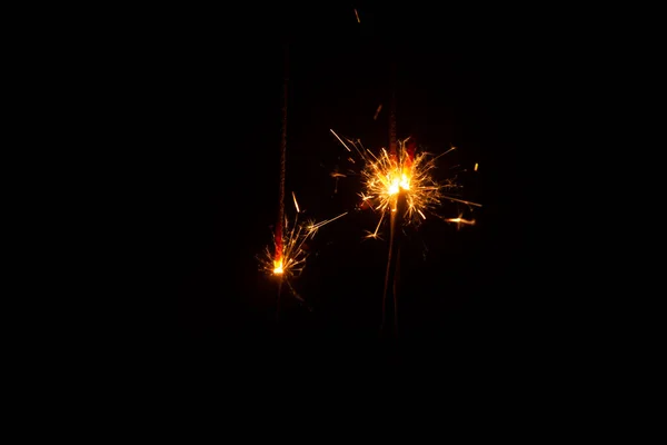 Happy New Year Berkilauan Kilauan Terbakar Pada Latar Belakang Hitam — Stok Foto