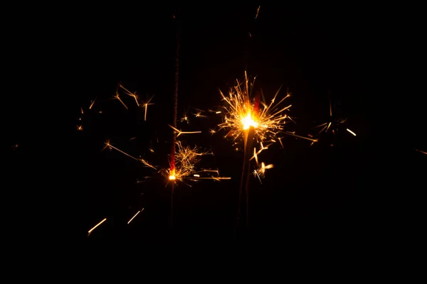黒のクリスマスと新年のパーティー線香花火 — ストック写真