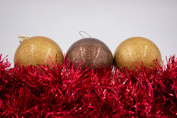 Linha Duas Bolas Natal Douradas Uma Marrom Com Ouropel Vermelho — Fotografia de Stock