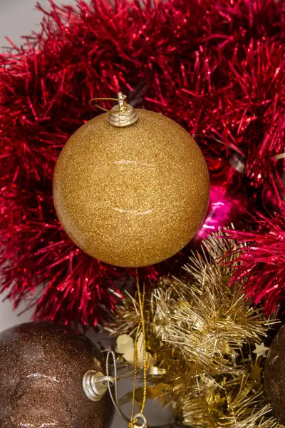 Fundo Natal Decorações Árvore Natal Bolas Decorações Natal Uma Mesa — Fotografia de Stock