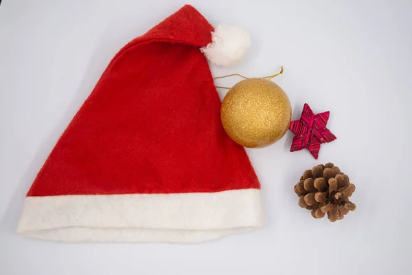 Chapéu Papai Noel Com Decorações Natal Fundo Branco Flat Lay — Fotografia de Stock