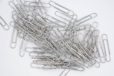 Beyaz arkaplanda ataçlar