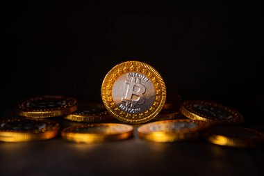 Siyah arkaplanda seçici odaklı altın bitcoin 'i kapat