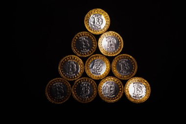 Siyah arka planda uçan altın bitmadeni paralarla yapılmış bir Noel ağacı. Yaratıcı kripto para birimi yatırımı ya da engelleyici dijital konsept. Borsa, dijital altın para ve borsa. Düz yatıyordu