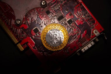 Kırmızı kart arkaplanında Bitcoin para. Kripto para, sanal para. Engelleme teknolojisi, bitcoin madencilik kavramı