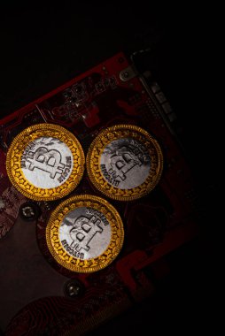 Kırmızı kart arkaplanında Bitcoin para. Kripto para, sanal para. Engelleme teknolojisi, bitcoin madencilik kavramı