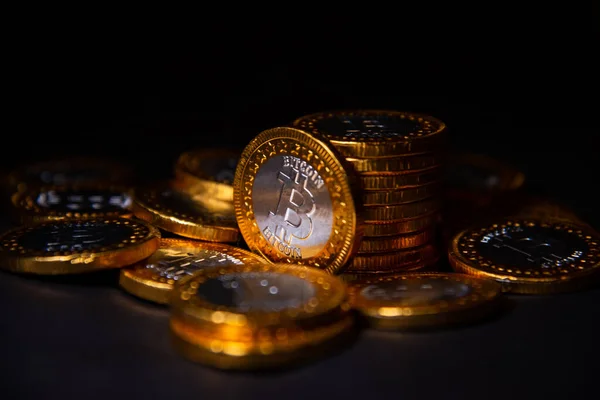 Bitcoin Moneda Oro Fondo Negro Desenfocado Concepto Criptomoneda Virtual —  Fotos de Stock
