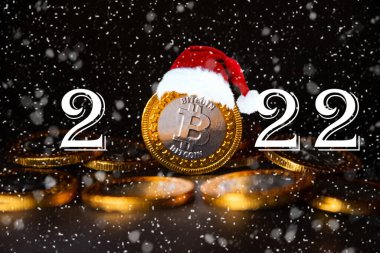 2022 yıllık Kripto para birimi finansal konsepti. Altın Bitcoin ve 2022 numaralı madeni para yığını. Boşluğu kopyala.
