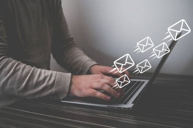 E- posta simgesi, e- posta konsepti olan dizüstü bilgisayar kullanan iş adamı eli