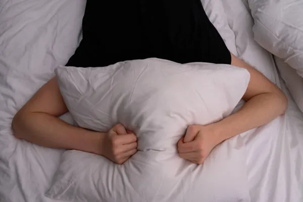 Чоловік Лежить Ліжку Покриває Голову Подушкою Боротьба Безсоння Шум Або — стокове фото