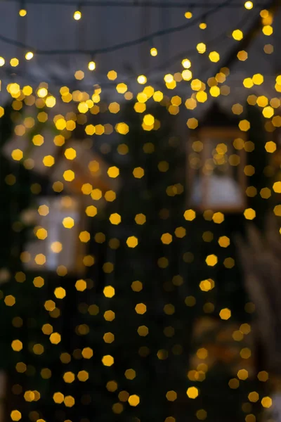 Homályos Színes Fények Egy Koszorú Ágak Egy Karácsonyfa Előtérben Karácsonyi — Stock Fotó