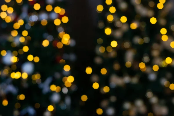 Wazig Veelkleurige Lichten Van Een Slinger Takken Van Een Kerstboom — Stockfoto