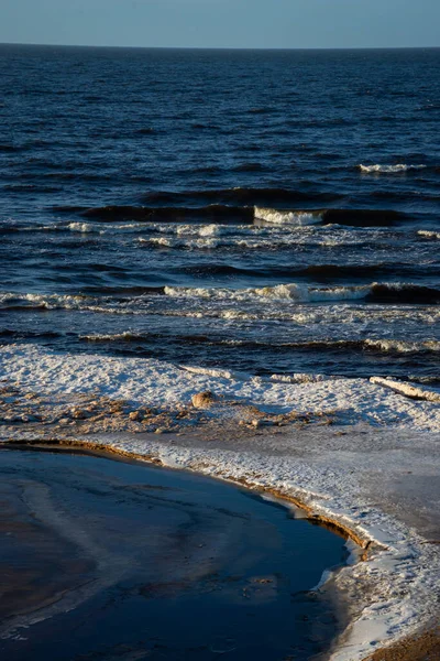 靠近大海的冰冷的冬季海滩 水里有冰冻的沙子和冰块 冷沙丘 — 图库照片