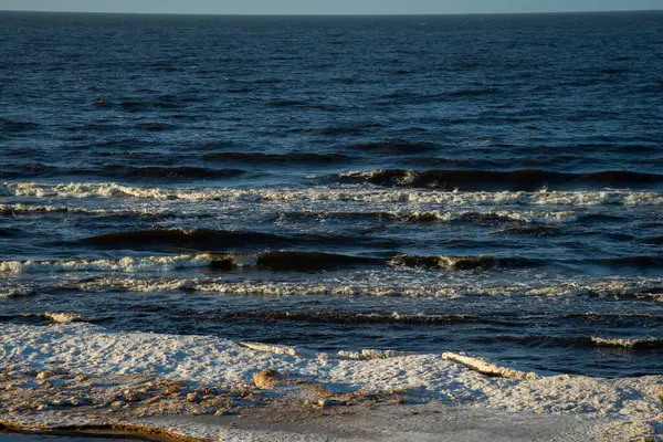 靠近大海的冰冷的冬季海滩 水里有冰冻的沙子和冰块 冷沙丘 — 图库照片