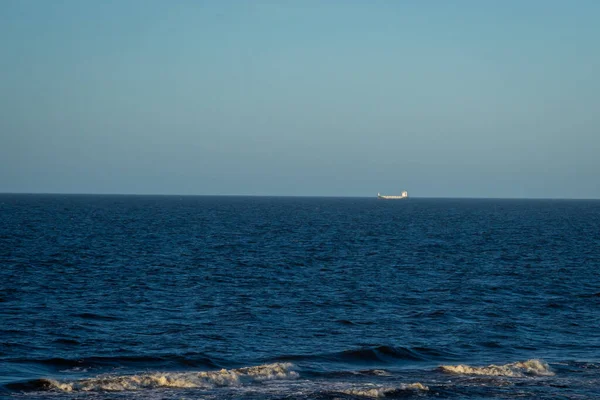Krajobraz Morski Błękitną Wodą Falami Białą Pianką Statek Transportowy Widać — Zdjęcie stockowe