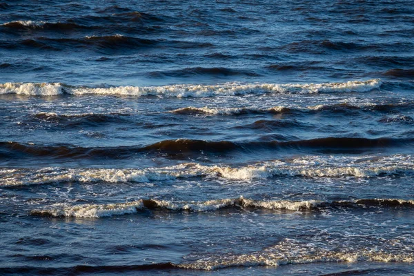 Moře Bílým Pískem Modrou Vodou Před Bouří Vlny Bílými Hlavami — Stock fotografie